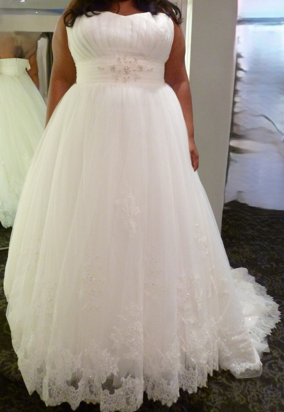 Sweetheart Neck, Sleeveless Wedding Dress and Veil - Size 26 - Good condition